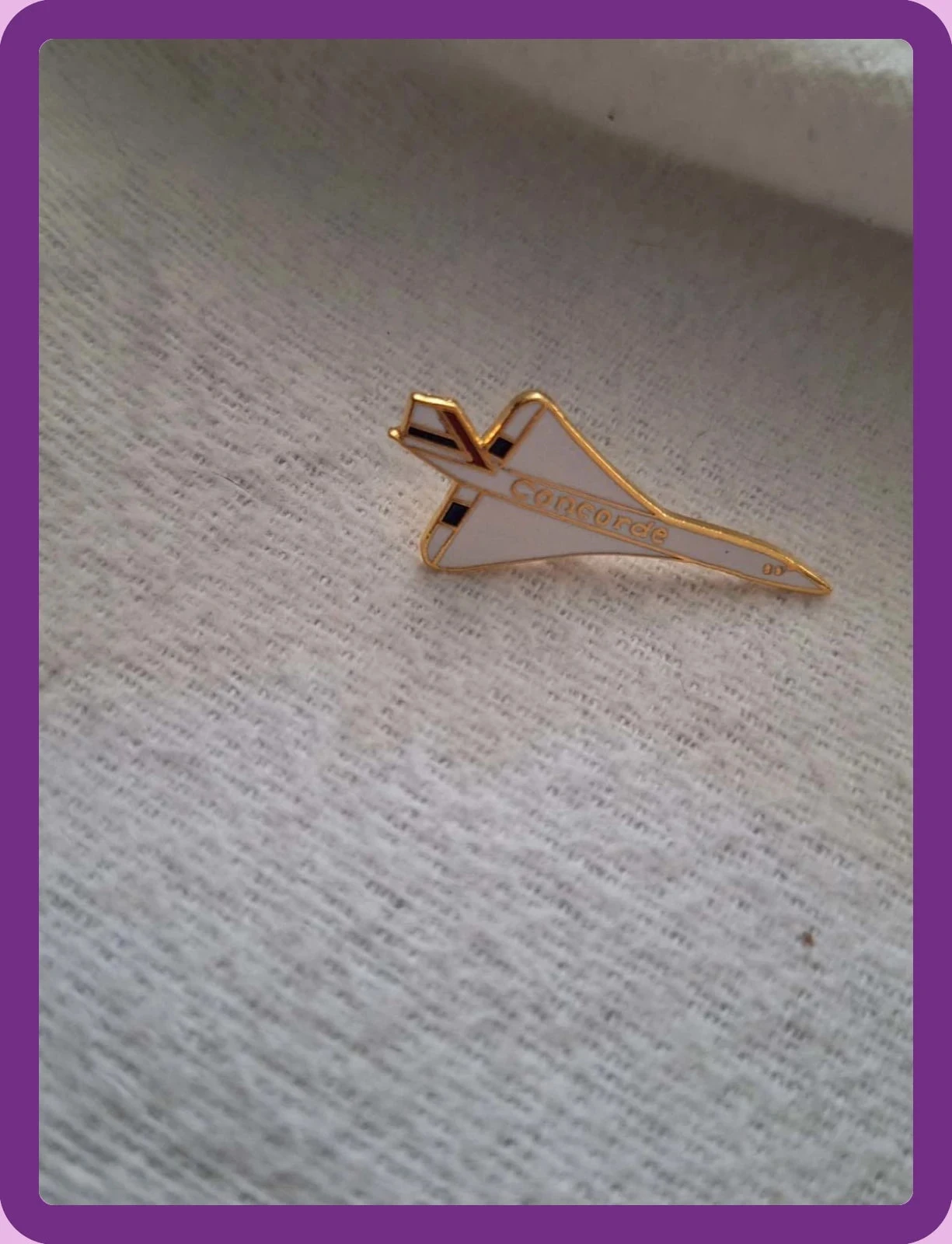 Pin's Avion Concorde Vintage Doré et Blanc - Collection Aviation